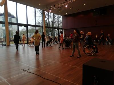 Rollstuhl Tanz In Festival im neuen Glanz
